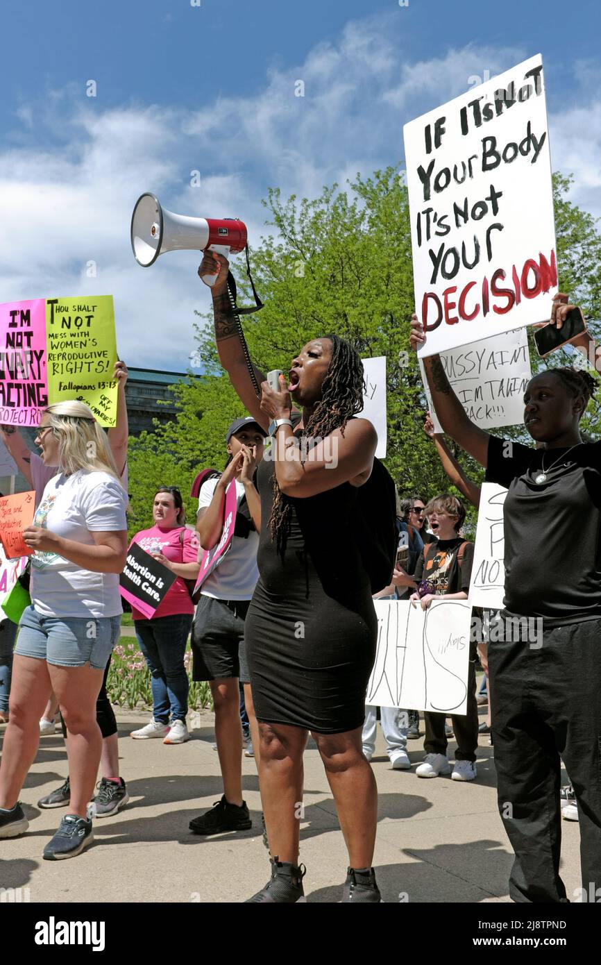 Les femmes prennent la parole le 14 mai 2022 à Cleveland, Ohio, États-Unis, lors d'un rassemblement en faveur des droits des femmes et des droits à l'avortement. Banque D'Images