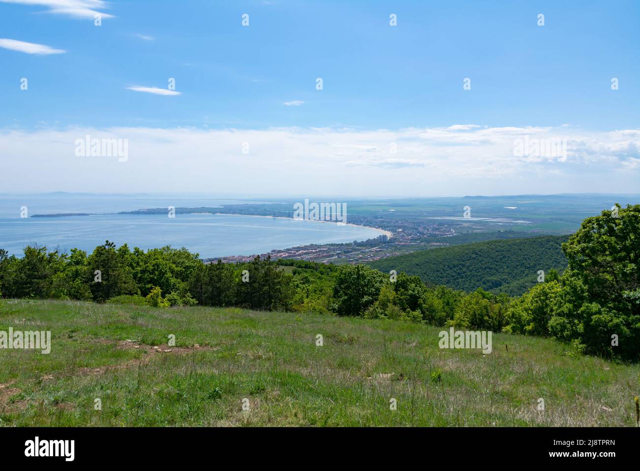 Belle vue de la montagne sur la côte d'une station balnéaire de Bulgarie. Panorama de Sunny Beach et de la mer Noire avec des plages de sable et beaucoup de hote Banque D'Images