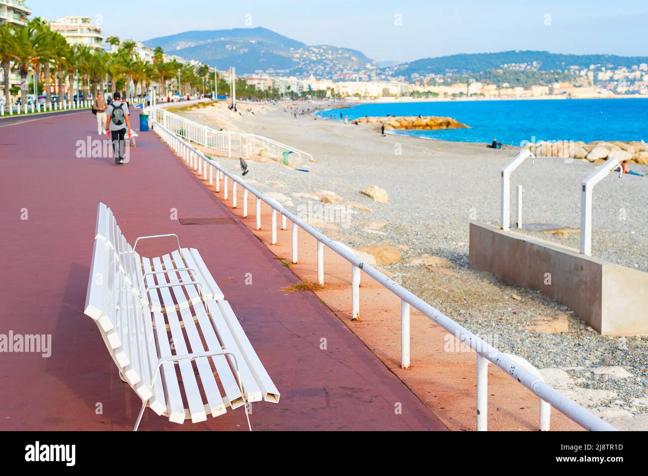 Banc blanc sur la belle vue sur le remblai, les personnes marchant, le paysage méditerranéen et la plage, France Banque D'Images