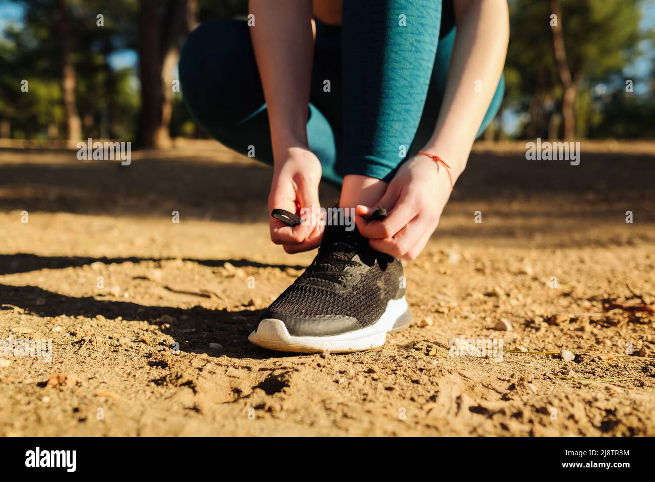 Sportive Woman porte une chaussure de course à pied sur un fond vert  nature. Chaussures de jogging, exercices de santé et concepts de sport en  extérieur Photo Stock - Alamy