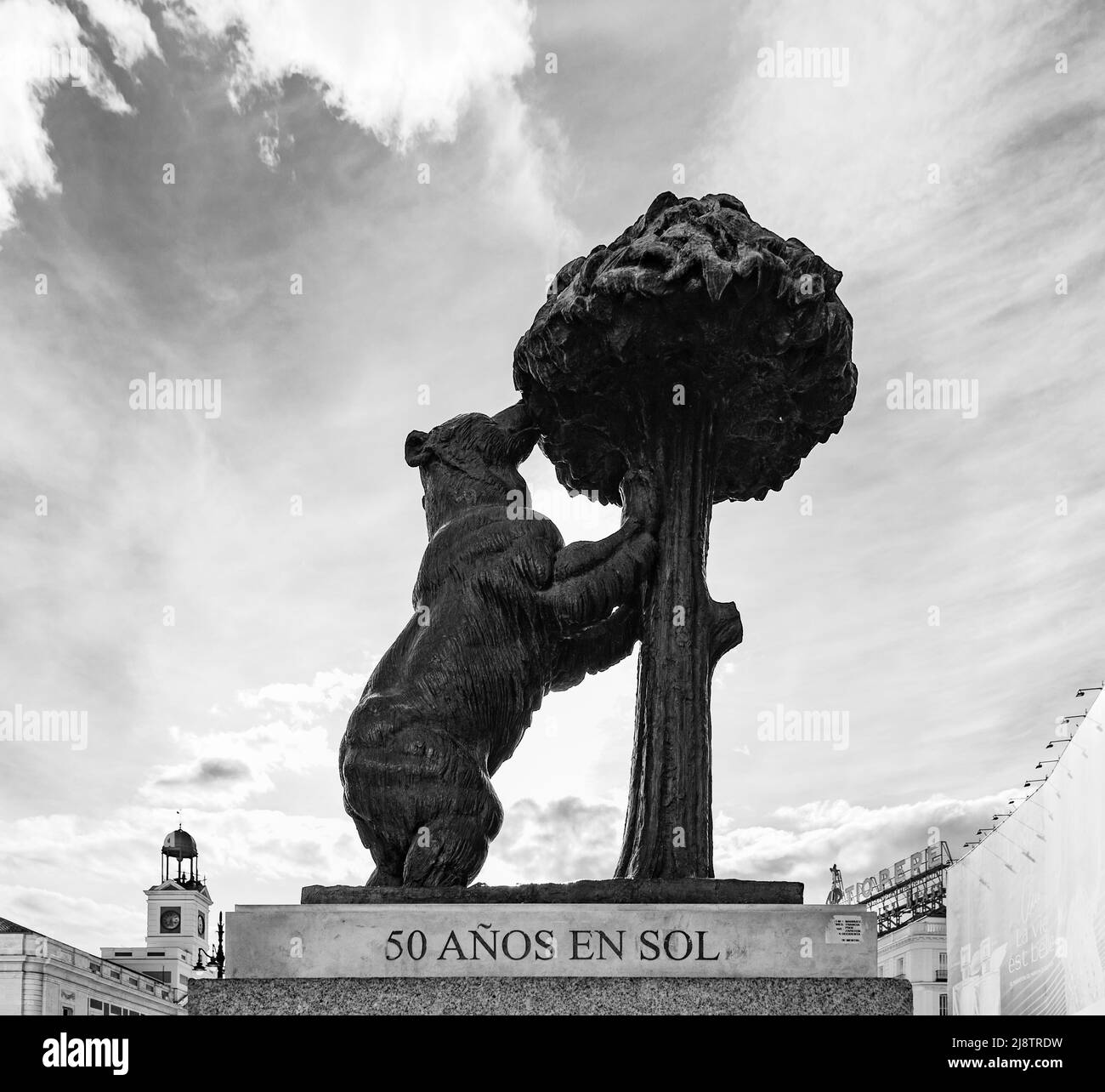 Une photo en noir et blanc de la statue de l'ours et de la statue du Strawberry Tree. Banque D'Images