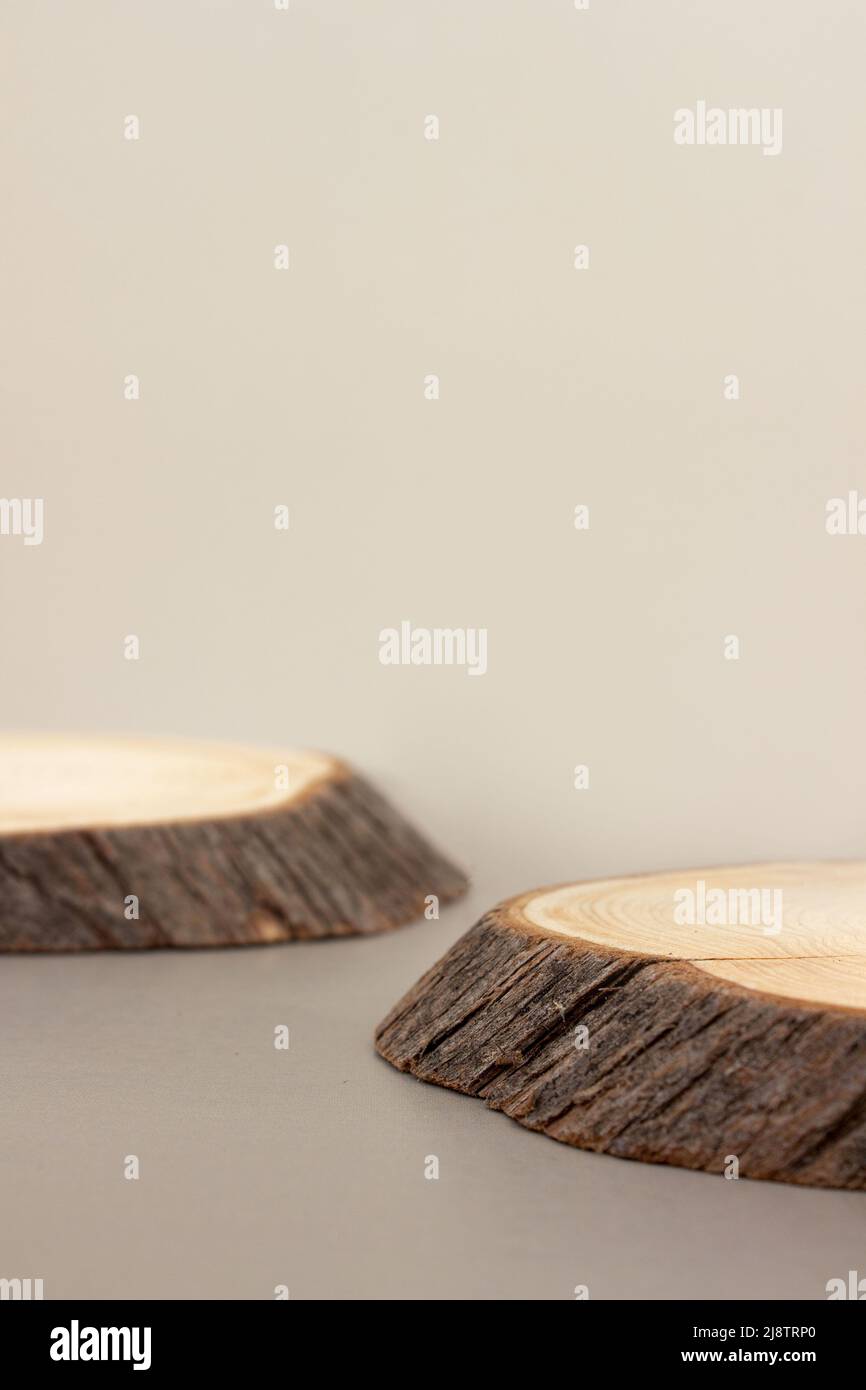 pièce vide de bois podium minimalisme sur fond beige. Copier l'espace, placer pour le texte, la bannière, la photo verticale. Banque D'Images