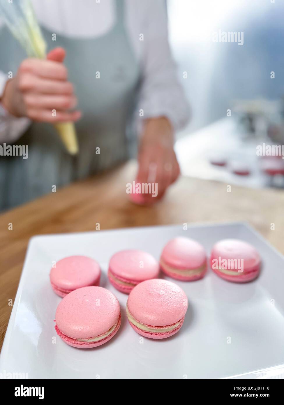 Femme chef à la fabrication de macarons - photo de stock Banque D'Images