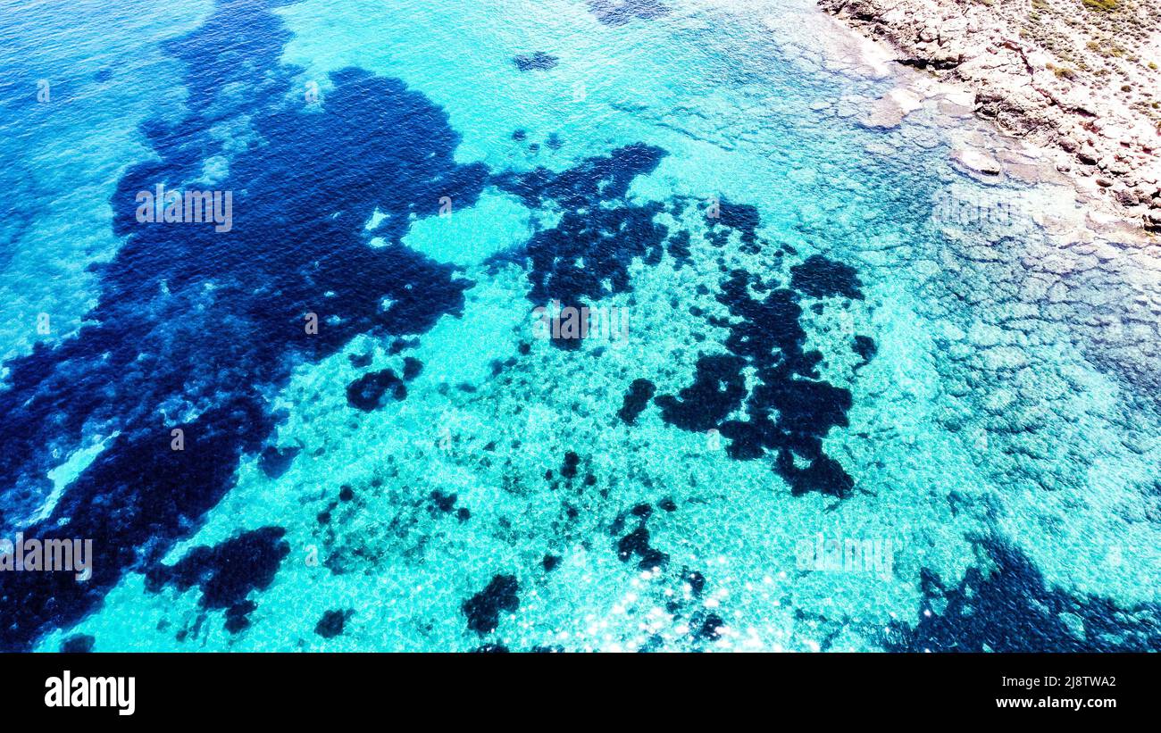 Une belle photo d'en haut dans les mers de Grecce avec une belle plage bleue et les vagues Hit Rocks Banque D'Images