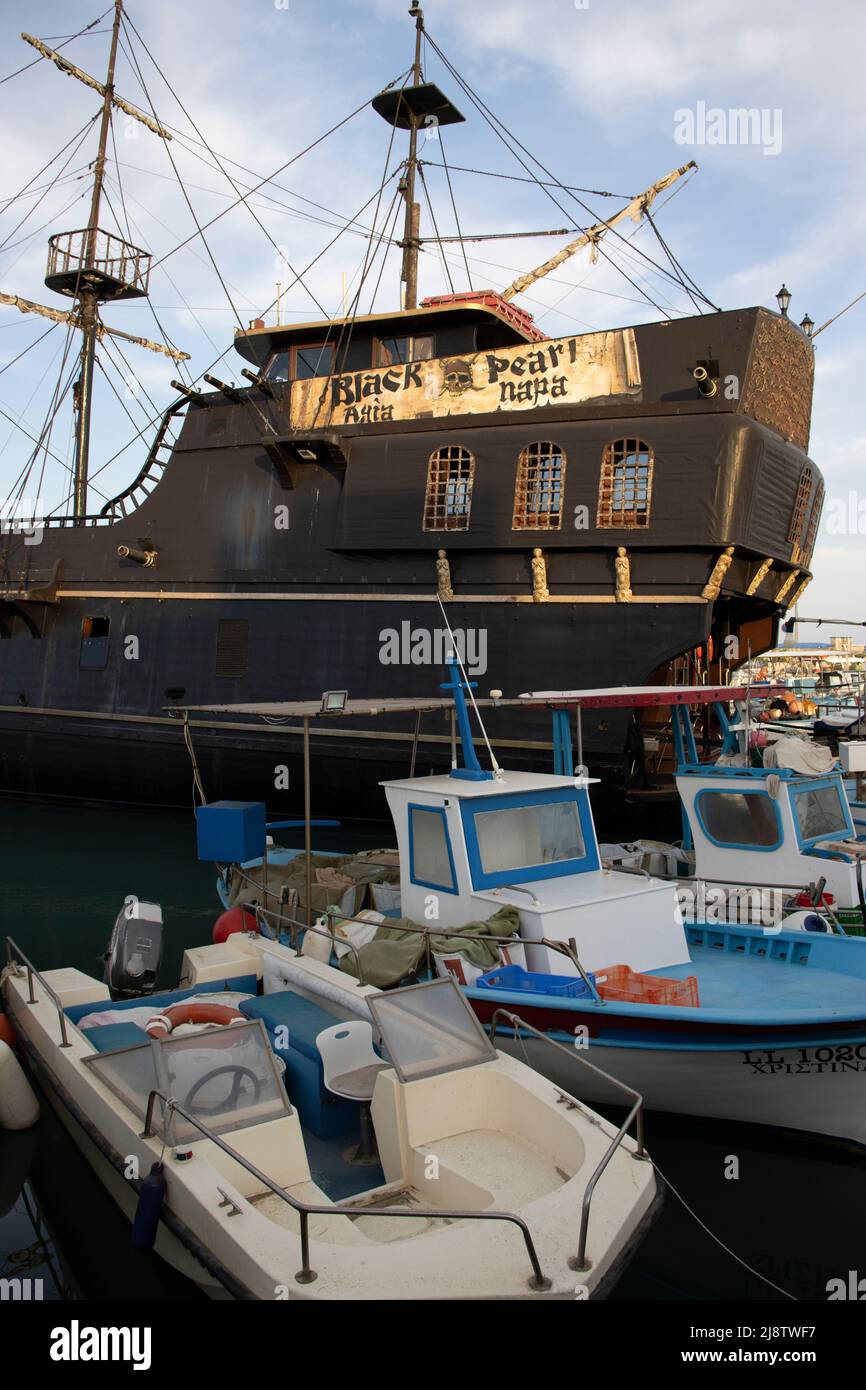 Ayia Napa, station balnéaire méditerranéenne sur la côte sud-est de Chypre, largement connue pour sa vie nocturne. Banque D'Images