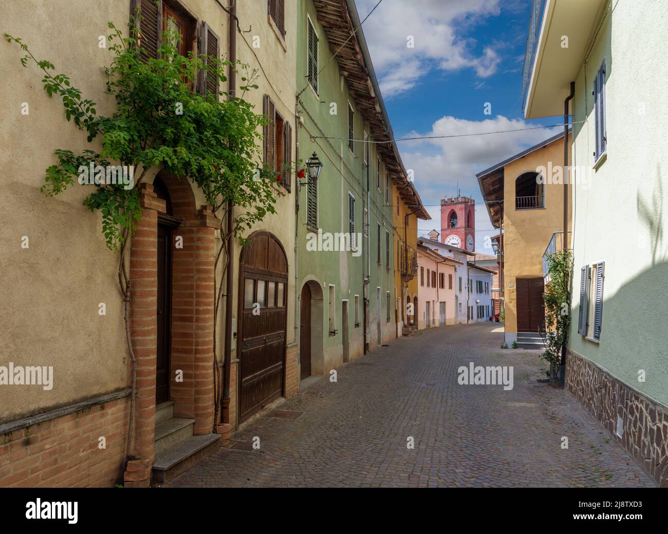 Dogliani, Langhe, Piémont, Italie - 17 mai 2022 : via Ritiro avec tour d'horloge civique dans l'ancien Borgo Castello (village du château) Banque D'Images