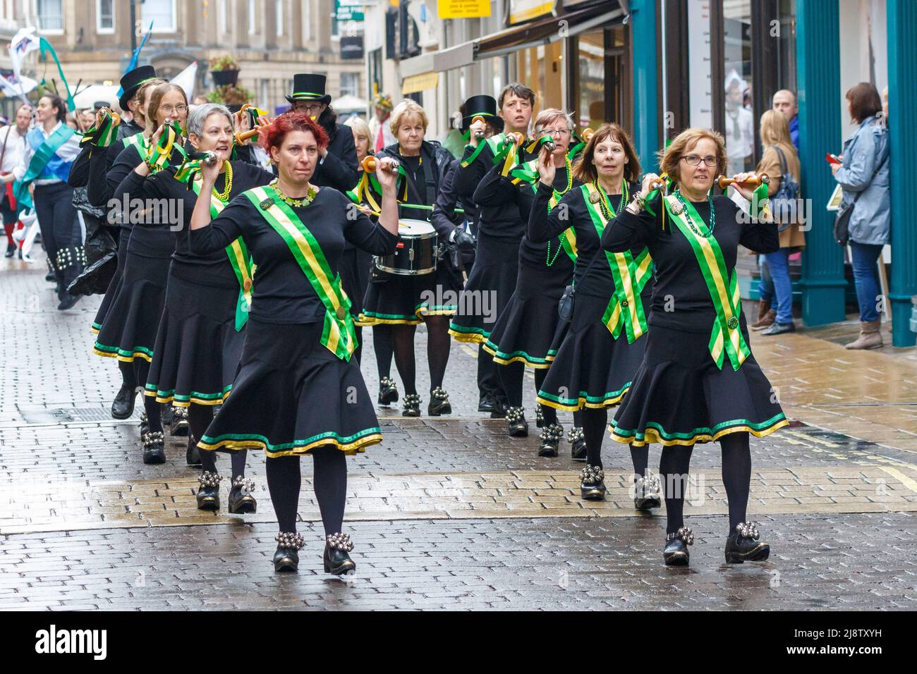 Une journée de danse à York avec diverses équipes de danse Morris Banque D'Images