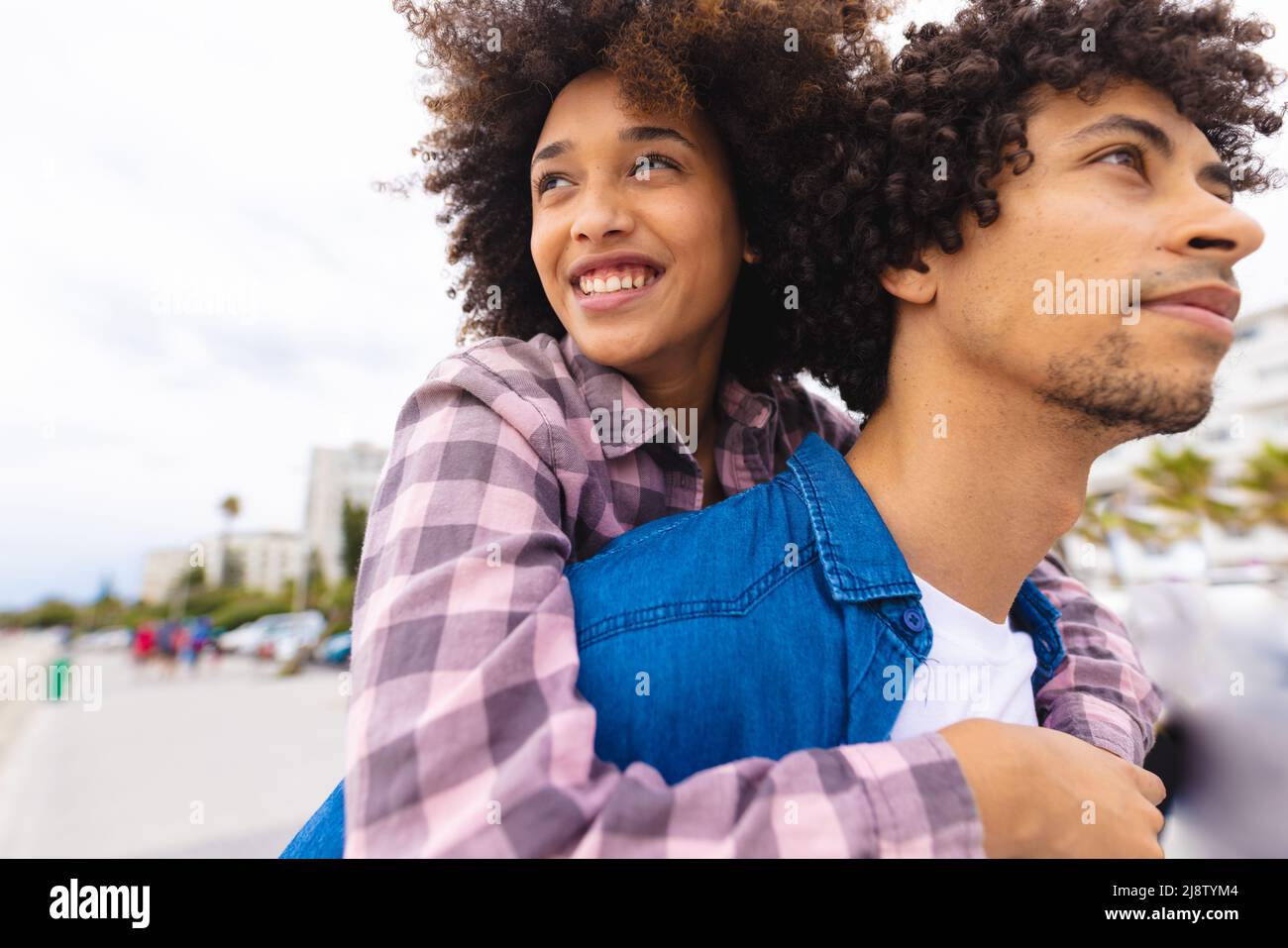 Jeune couple afro-américain qui se coggysoutient tout en passant du temps libre ensemble Banque D'Images