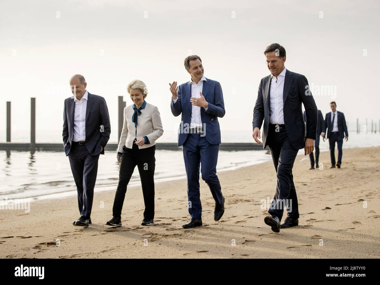 2022-05-18 19:20:16 ESBJERG - Chancelier OLAF Scholz, Ursula von der Leyen (Président de la Commission européenne), Premier ministre Alexander de Croo (Belgique) et Premier ministre Mark Rutte (de gauche à droite) marcher sur la plage lors d'un sommet au Danemark sur l'énergie éolienne en mer du Nord. ANP SEM VAN DER WAL pays-bas sortie - belgique sortie Banque D'Images