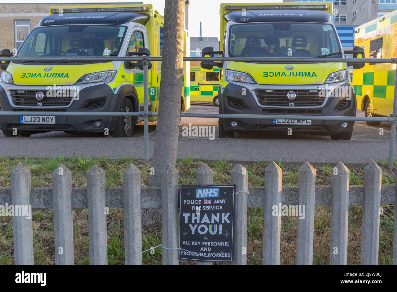 Southend on Sea, Royaume-Uni. 18th mai 2022. Les ambulances attendent à l'extérieur de l'hôpital universitaire de Southend dans la lumière du soleil tôt le matin que le Mid and South Essex NHS Hospital Trust éprouve des niveaux élevés de demande de services . Penelope Barritt/Alamy Live News Banque D'Images