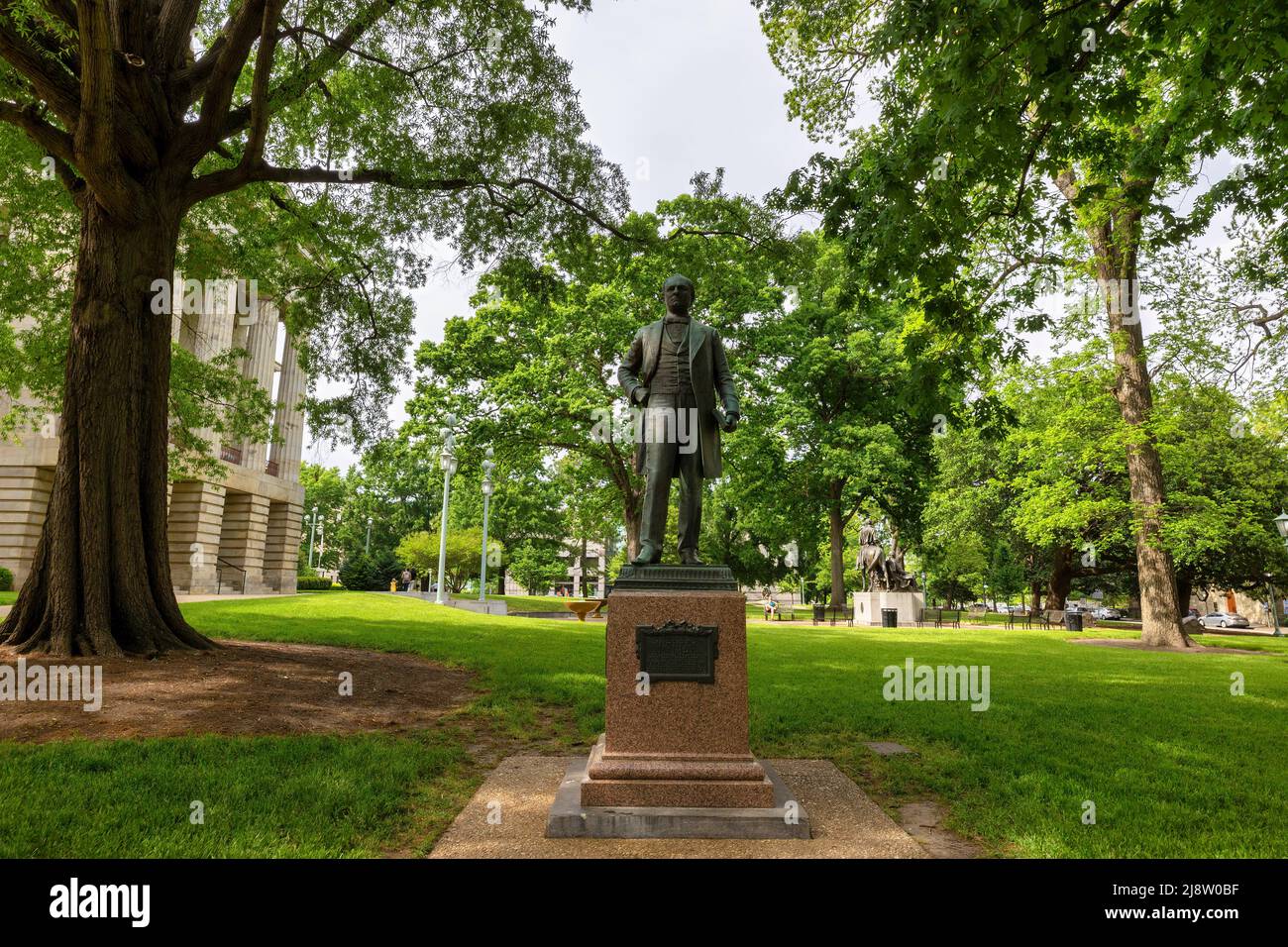 Raleigh, Caroline du Nord, États-Unis - le 1 mai 2022 : capitale de l'État de Caroline du Nord où se dresse une statue de Charles Duncan McIver qui était une STA éducative Banque D'Images