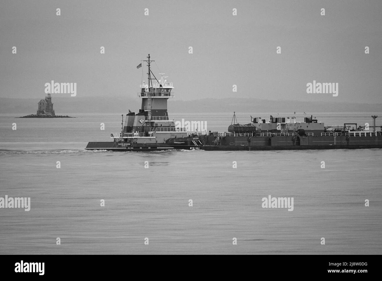 Des bateaux tels que les ferries et les transports en voiture transportent des personnes et des biens à travers le long Island Sound entre long Island NY et le Connecticut Banque D'Images