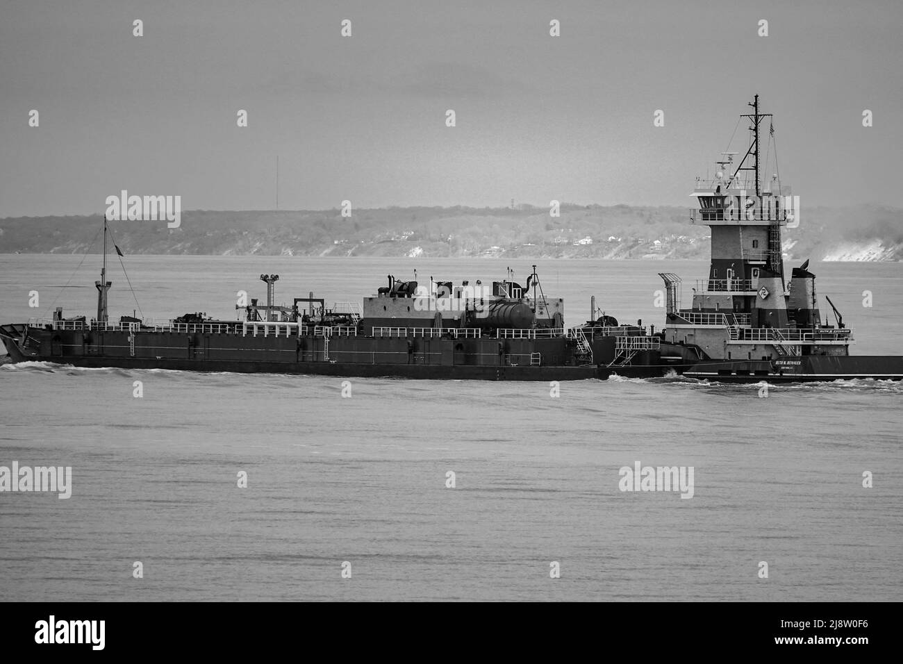 Des bateaux tels que les ferries et les transports en voiture transportent des personnes et des biens à travers le long Island Sound entre long Island NY et le Connecticut Banque D'Images