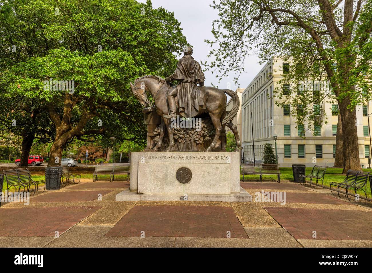 Raleigh, Caroline du Nord, États-Unis - 1 mai 2022 : capitale de l'État de Caroline du Nord voyant l'arrière des statues de trois, showingAndrew Johnson sur le TH Banque D'Images