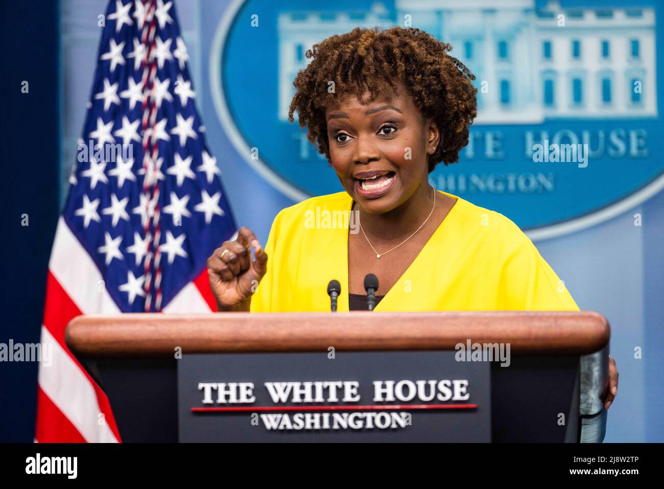 Karine Jean-Pierre, Attachée de presse de la Maison Blanche, présente les informations de la salle de presse de la Maison Blanche à Washington, DC, Etats-Unis, le 18 mai 2022. Banque D'Images