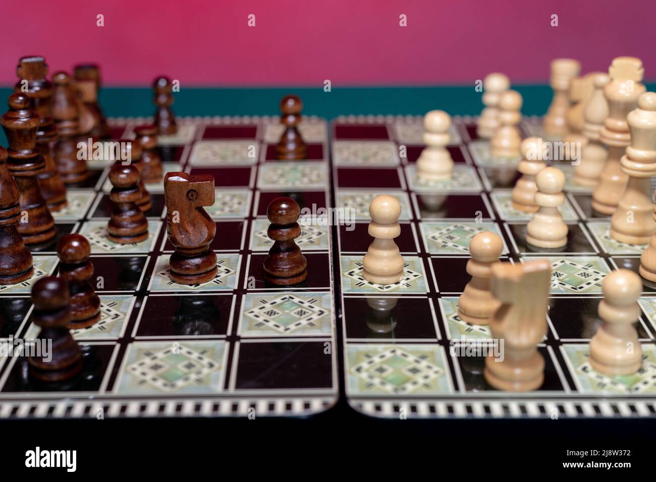 Jeu de société avec pièces en bois. Jeu de stratégie Banque D'Images