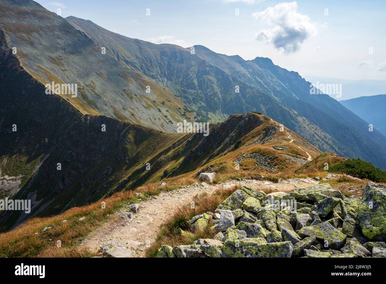 Paysage depuis le sentier de crête de montagne sur Jarzabczy Wierch dans les Tatras occidentaux. Banque D'Images