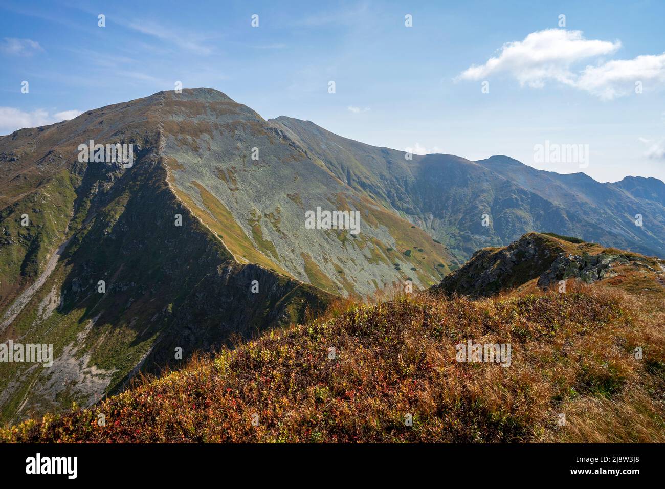 Vue sur Jarzabczy Wierch dans les Tatras occidentaux. Banque D'Images