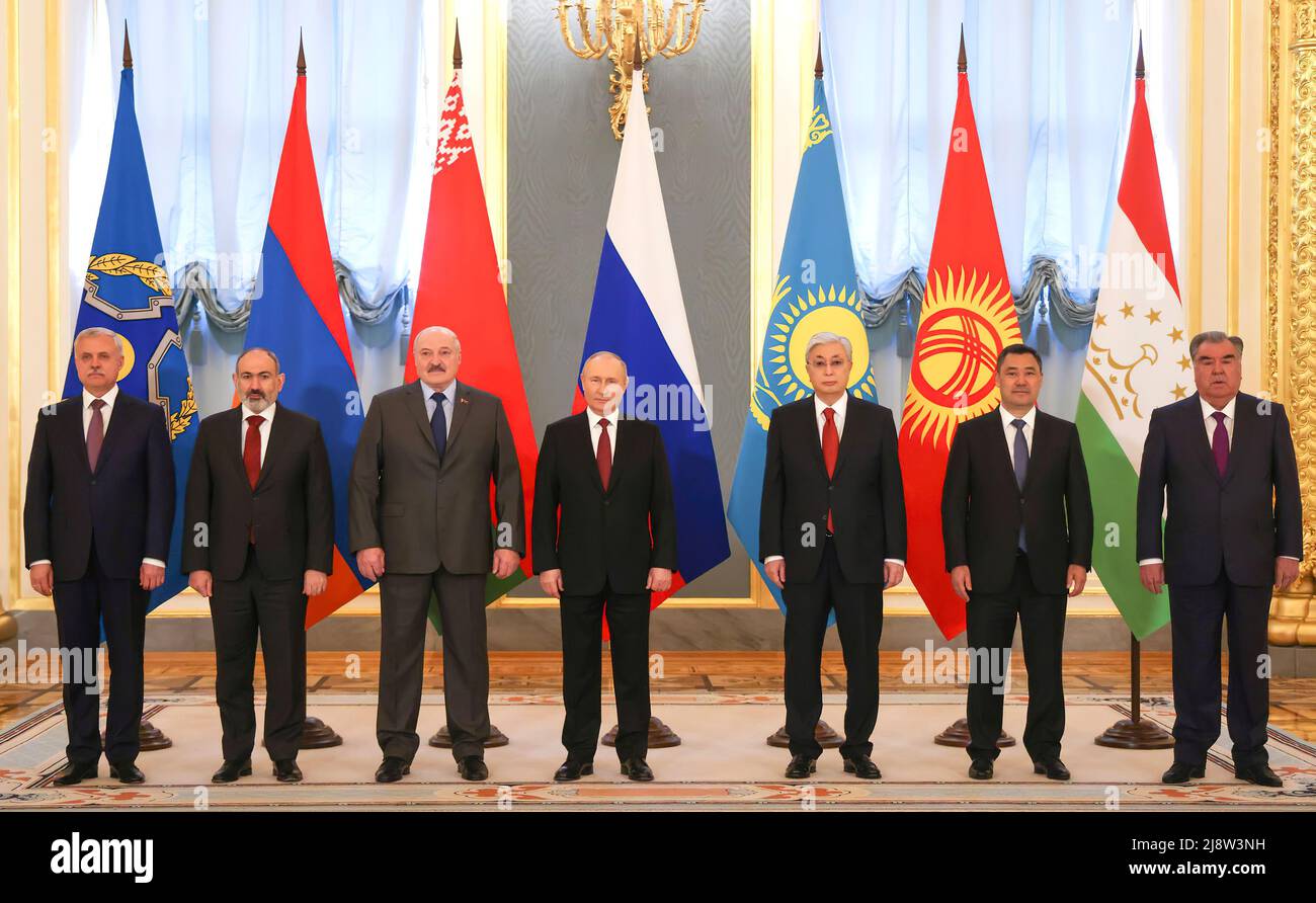 Avant la réunion des dirigeants des Etats membres du CTOO de l'Organisation du Traité de sécurité collective. De gauche à droite : le Secrétaire général de l'OTSC, Stanislav Zas, le Premier ministre arménien, Nikol Pashinyan, le Président du Bélarus, Alexander Lukashenko, le Président du Kazakhstan, Kassym-Jomart Tokayev, le Président du Kirghizistan, Sadyr Zhaparov et le Président du Tadjikistan, Emomali Rahmon. Banque D'Images