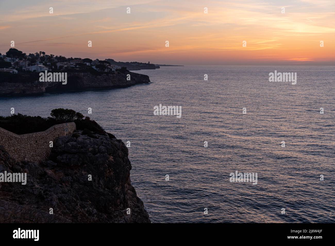 lever du soleil sur la mer méditerranée avec l'île de majorque Banque D'Images