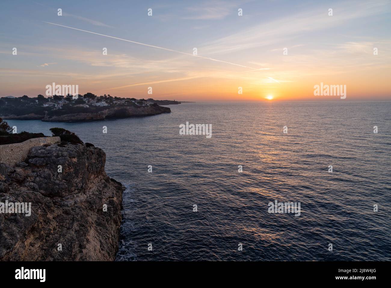 lever du soleil sur la mer méditerranée avec île ou promontoire de majorque Banque D'Images