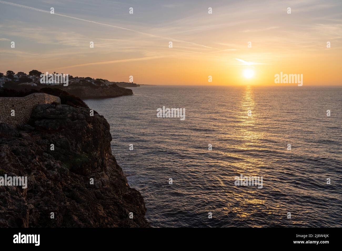 lever du soleil sur la mer méditerranée avec île ou promontoire de majorque Banque D'Images