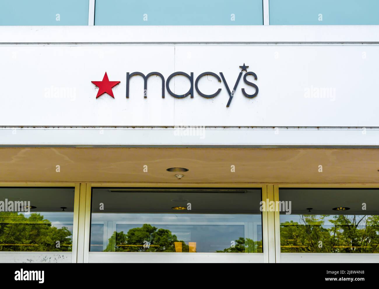 Enseigne extérieure avec logo et marque au-dessus des portes et fenêtres en verre réfléchissant avec logo étoile rouge pour le grand magasin « acy's » du centre commercial Southpark. Banque D'Images