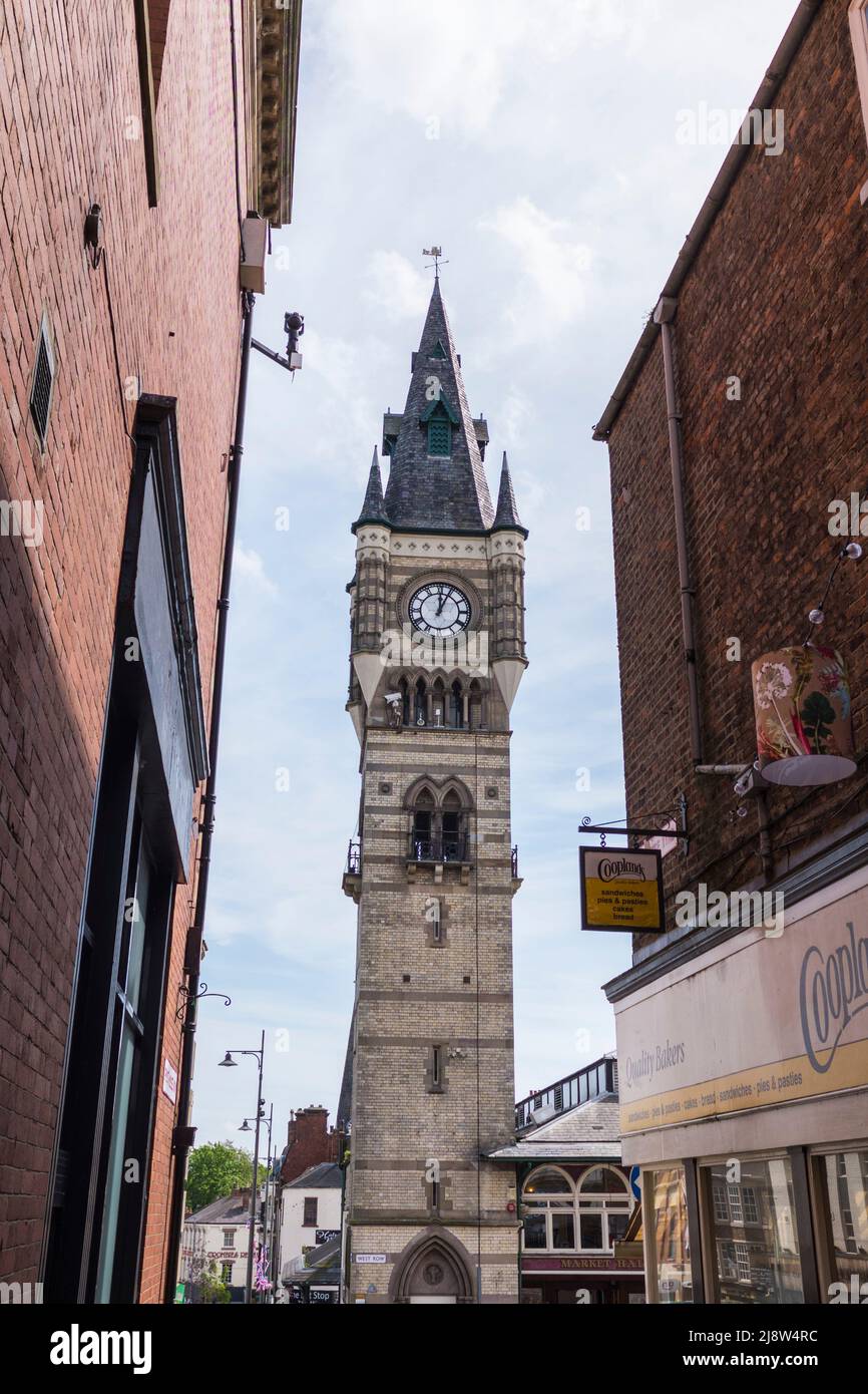 L'horloge de la ville de Darlington, Angleterre, Royaume-Uni, vu de Post House Wynd. Banque D'Images