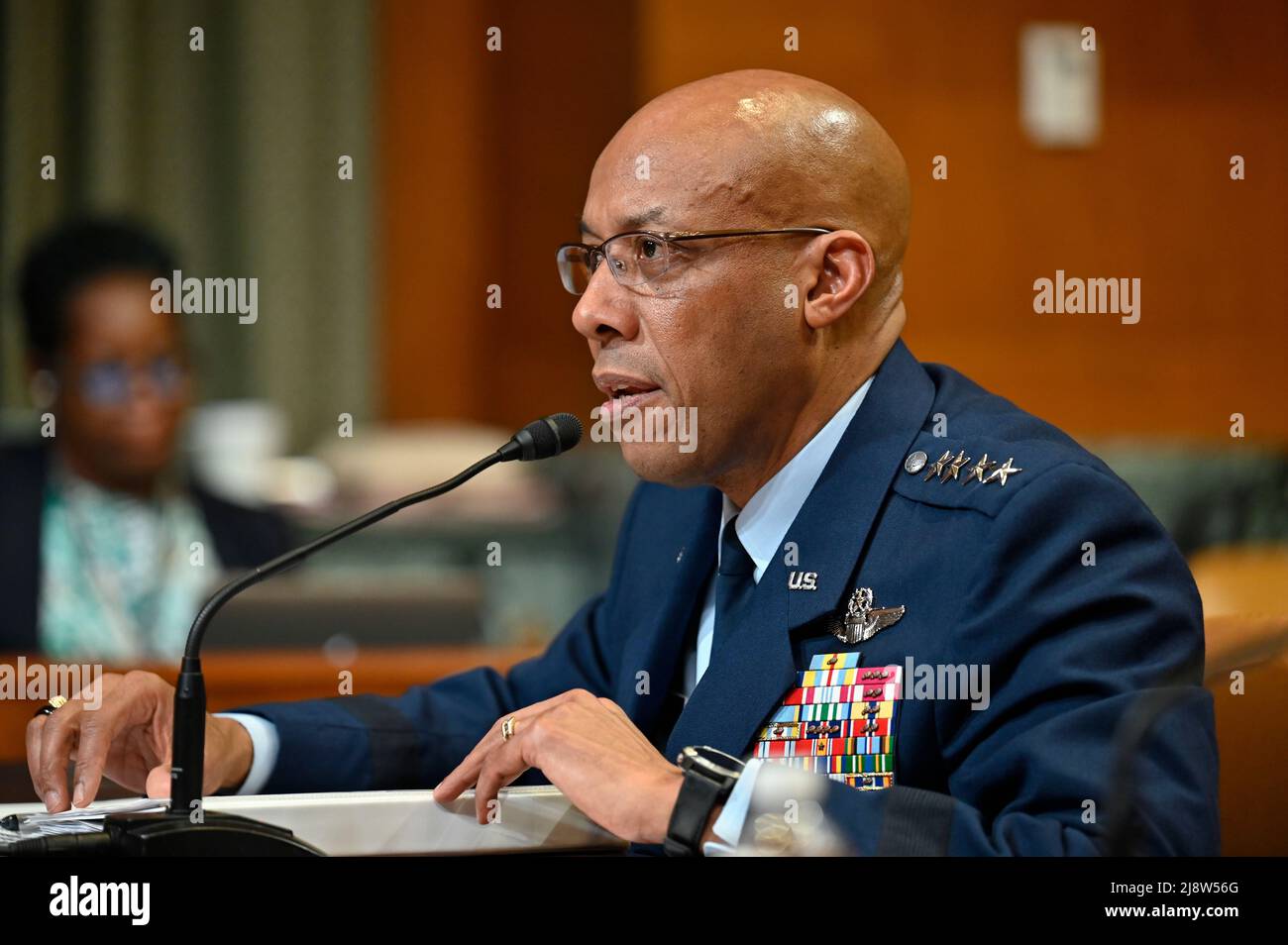 Washington, États-Unis. 17th mai 2022. Le chef d'état-major de la Force aérienne des États-Unis, le général CQ Brown, Jr., répond à une question en témoignant devant le sous-comité des crédits du Sénat sur la défense du budget de l'exercice 2023 de la Force aérienne sur Capitol Hill, le 17 mai 2022 à Washington, DC crédit: Eric Dietrich/États-Unis Air Force/Alamy Live News Banque D'Images