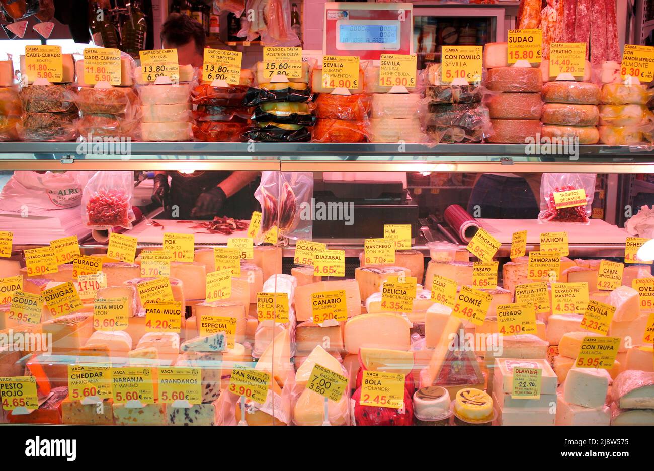 Marché alimentaire coloré au marché de Triana à Séville en Andalousie en Espagne Banque D'Images