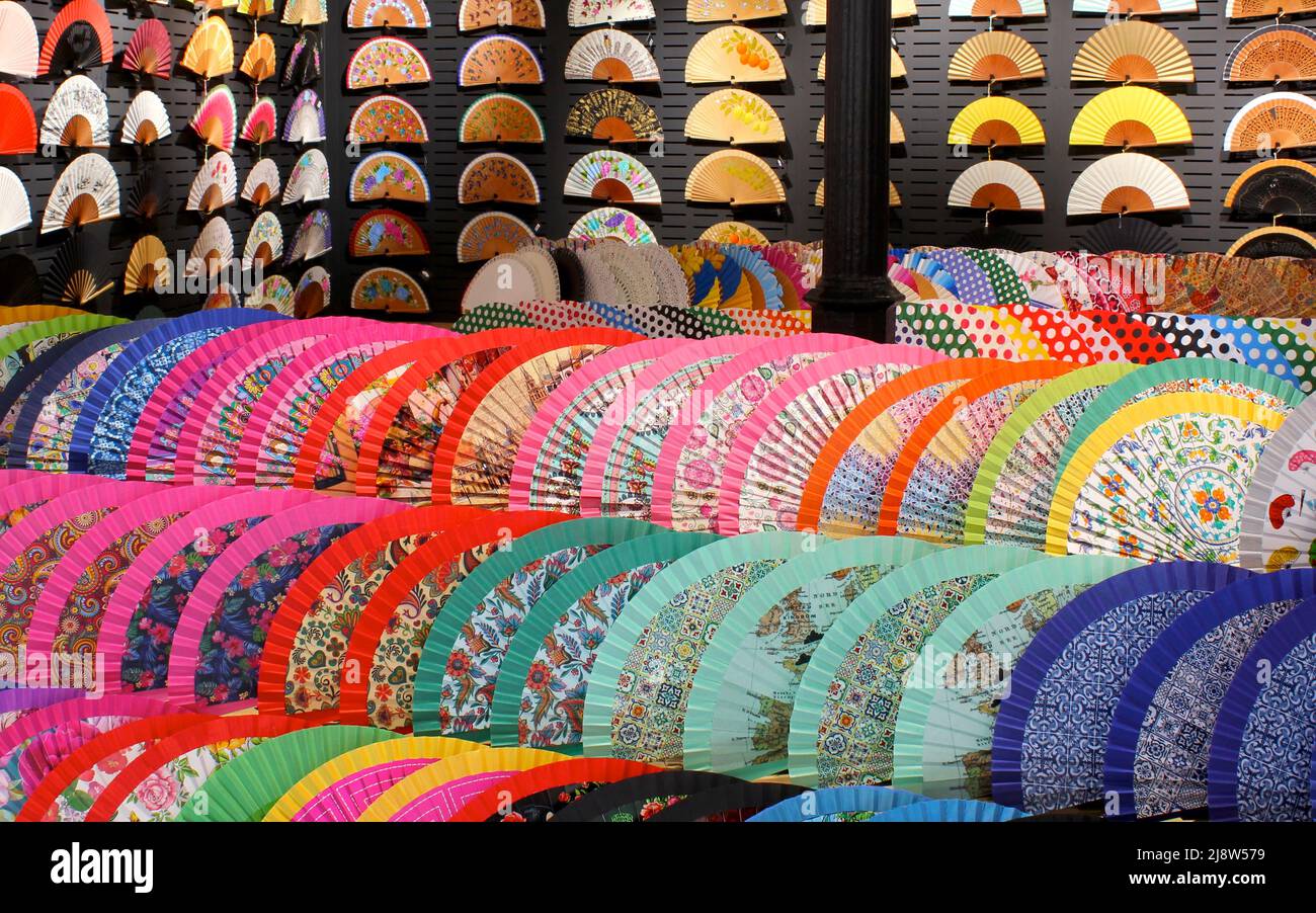 Des fans de flamenco exposés dans un magasin d'Andalousie, Espagne. Banque D'Images