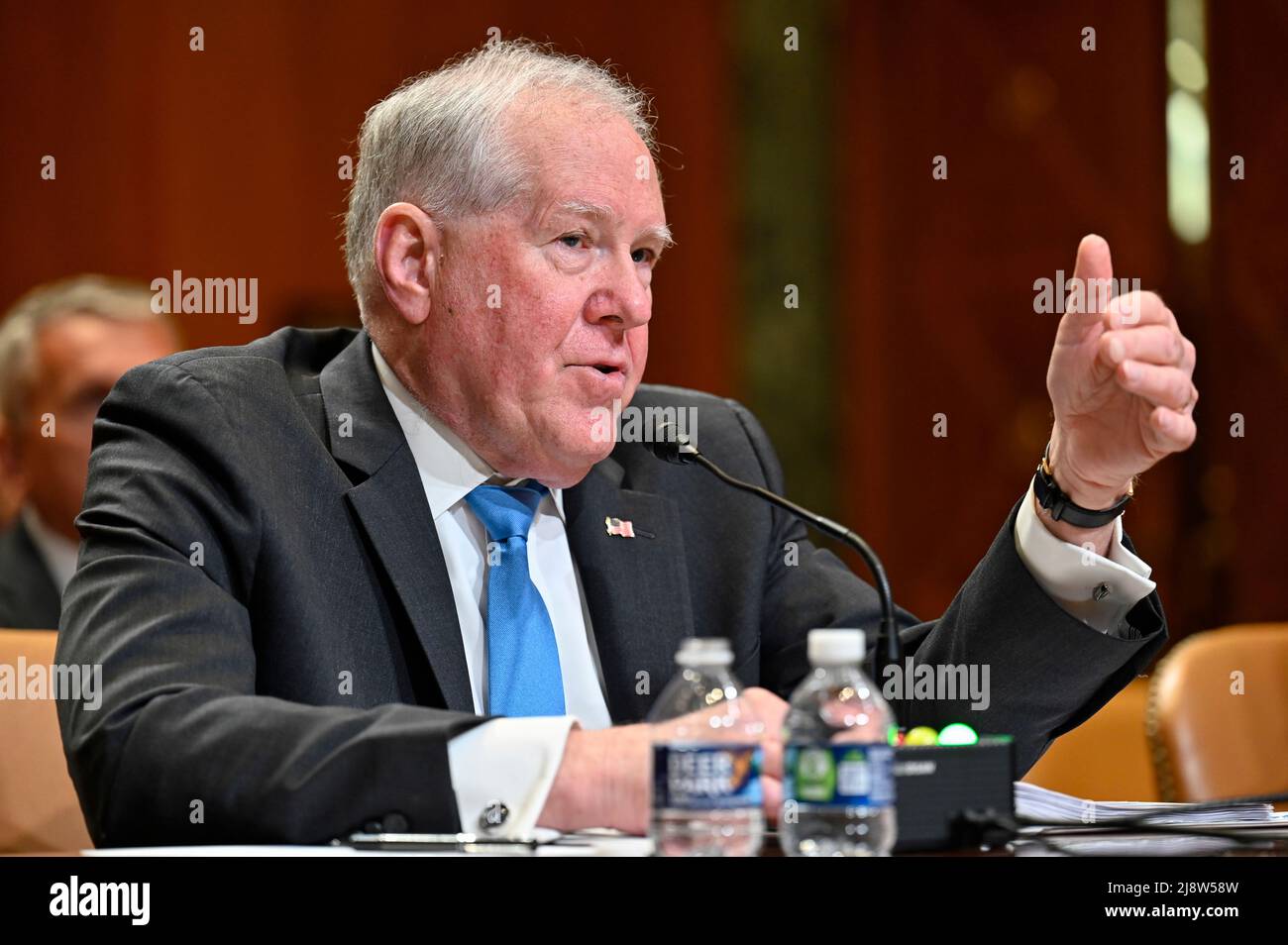 Washington, États-Unis. 17th mai 2022. Le secrétaire américain de la Force aérienne Frank Kendall écoute une question en témoignant devant le sous-comité des crédits du Sénat sur la défense du budget de l'exercice 2023 de la Force aérienne à Capitol Hill, le 17 mai 2022 à Washington, DC crédit: Eric Dietrich/U.S. Air Force/Alamy Live News Banque D'Images