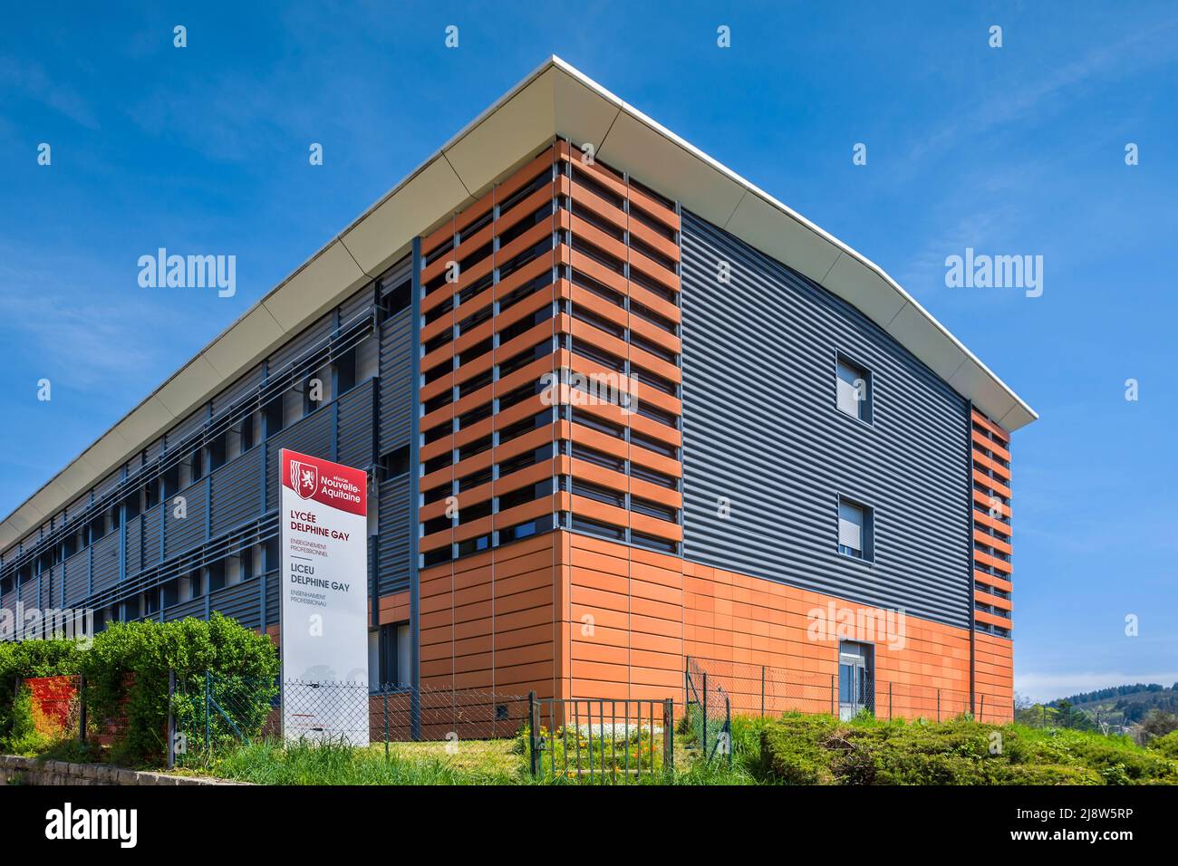 Bâtiment d'architecture moderne - la Lycée régionale Delphine gay à Bourganeuf, Creuse (23), France. Banque D'Images