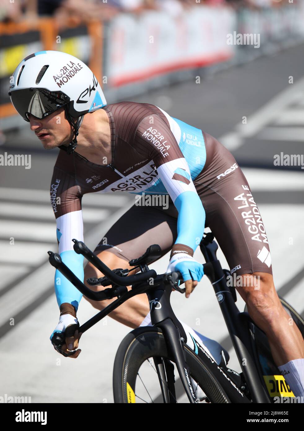 Vérone, VR, Italie - 2 juin 2019: Cycliste VUILLERMOZ ALEXIS de AG2R équipe à Tour d'Italie également appelé Giro d'Italia est une célèbre course cycliste avec prof Banque D'Images