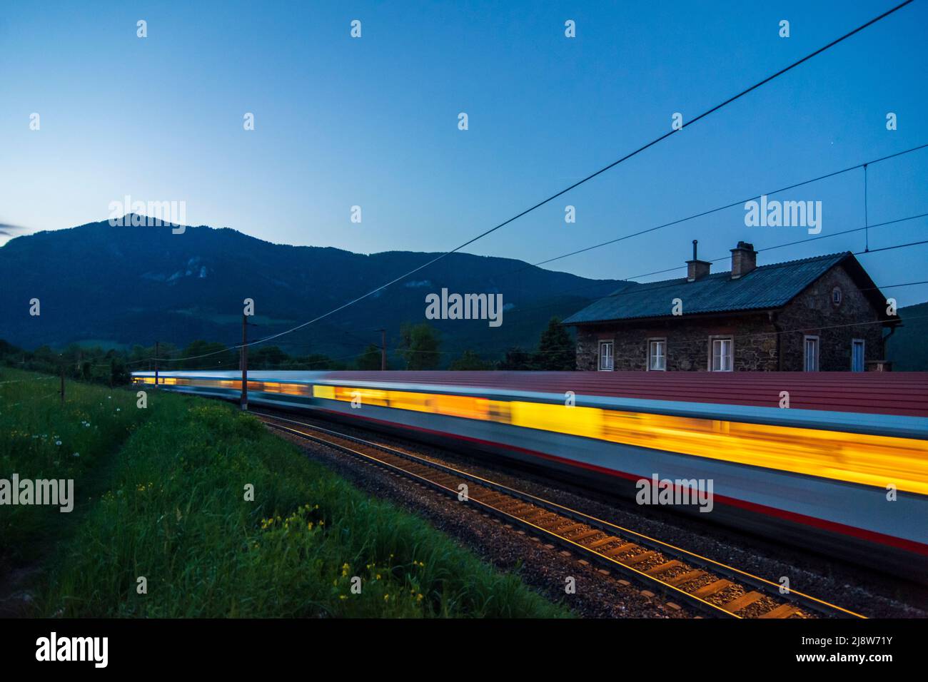 Payerbach: Semmeringbahn (Semmering Railway), pistes à proximité Küb, Wärterhaus (maison de gardien) 136, IC train à Wiener Alpen, Alpes, Niederösterreich, Banque D'Images