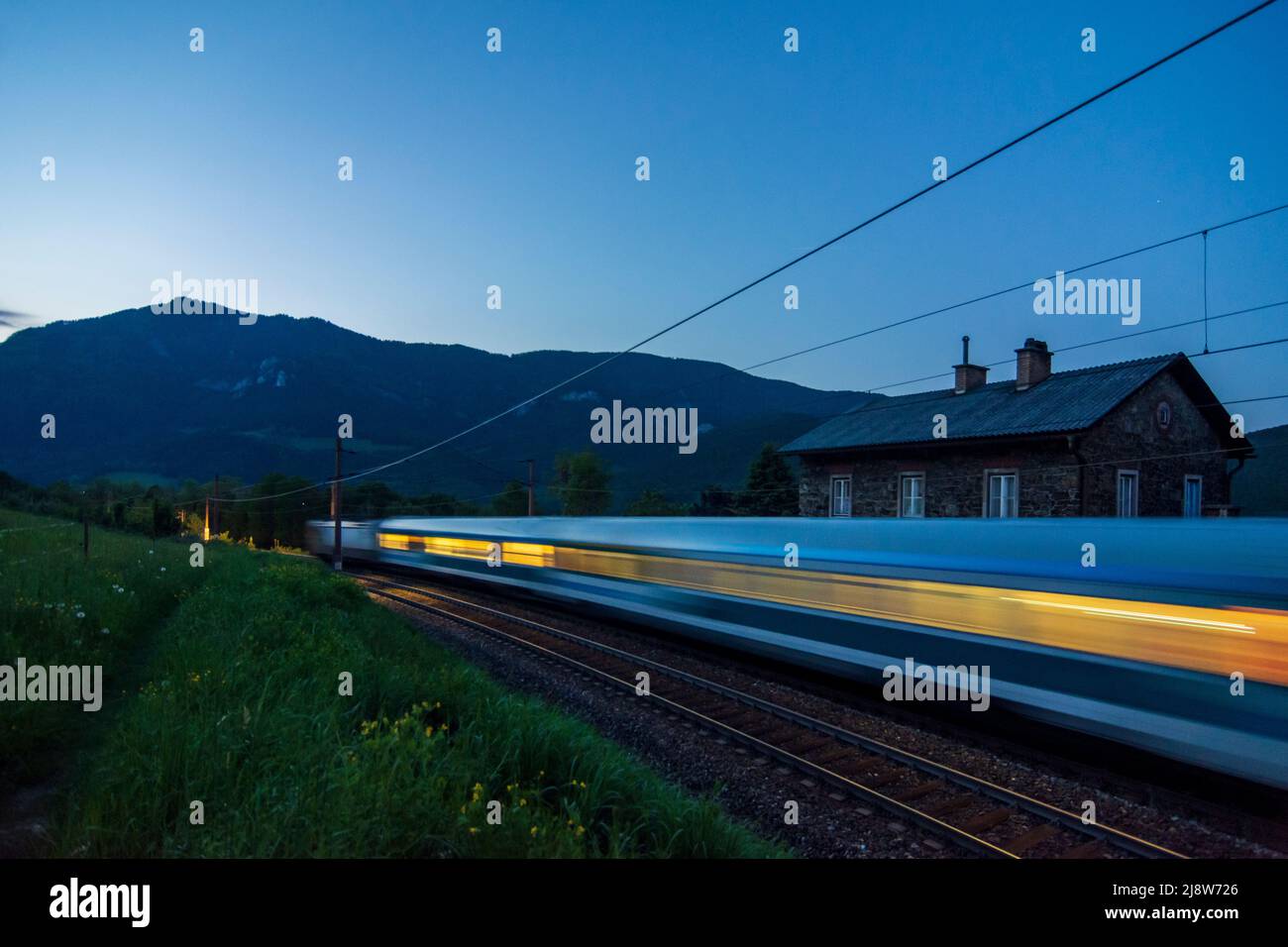 Payerbach: Semmeringbahn (Semmering Railway), pistes à proximité Küb, Wärterhaus (maison de gardien) 136, IC train à Wiener Alpen, Alpes, Niederösterreich, Banque D'Images