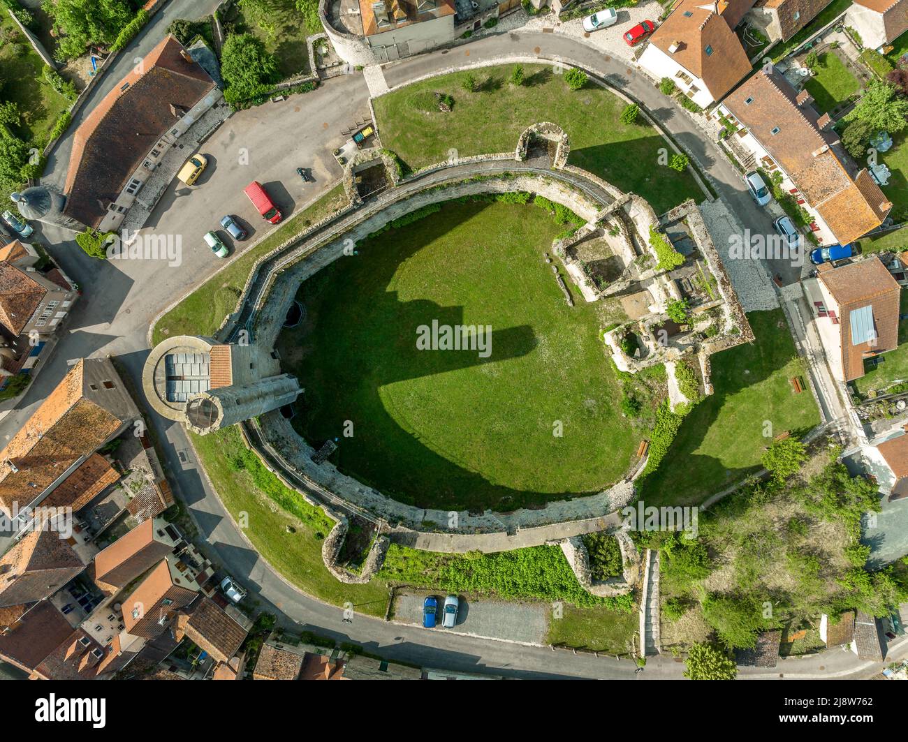 Plan aérien du sol vue de haut en bas du château de Billy dans le centre de la France avec donjon, quatre tours demi-cercle et maison fortifiée à la porte sur une colline Banque D'Images