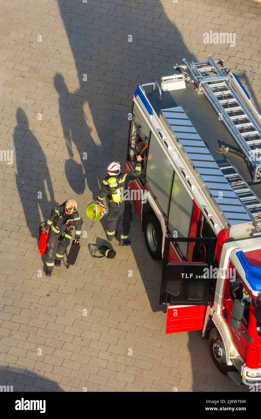 Wien, Vienne: Camions de pompiers, pompiers sur le chemin d'un incendie en 22. Donaustadt, Wien, Autriche Banque D'Images