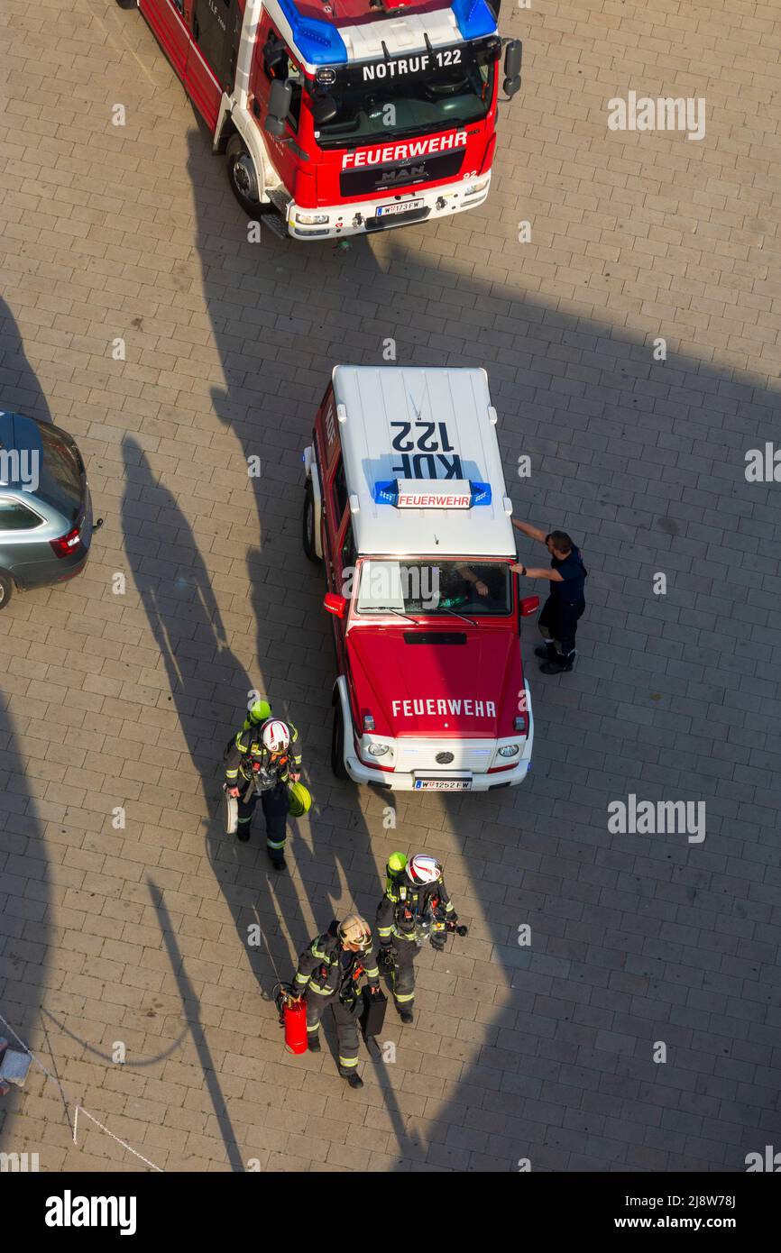Wien, Vienne: Camions de pompiers, pompiers sur le chemin d'un incendie en 22. Donaustadt, Wien, Autriche Banque D'Images
