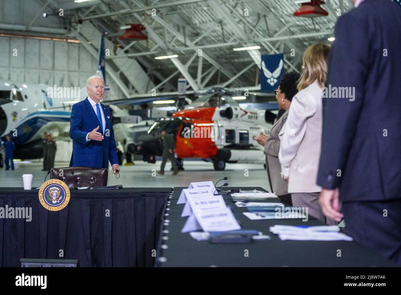 Joint base Andrews, États-Unis. 18th mai 2022. LE président DES ÉTATS-UNIS, Joe Biden, fait des remarques avant un exposé sur les efforts interagences pour se préparer et réagir aux ouragans cette saison à la joint base Andrews, Maryland, le mercredi 18 mai 2022. Photo de Shawn Thew/UPI crédit: UPI/Alay Live News Banque D'Images