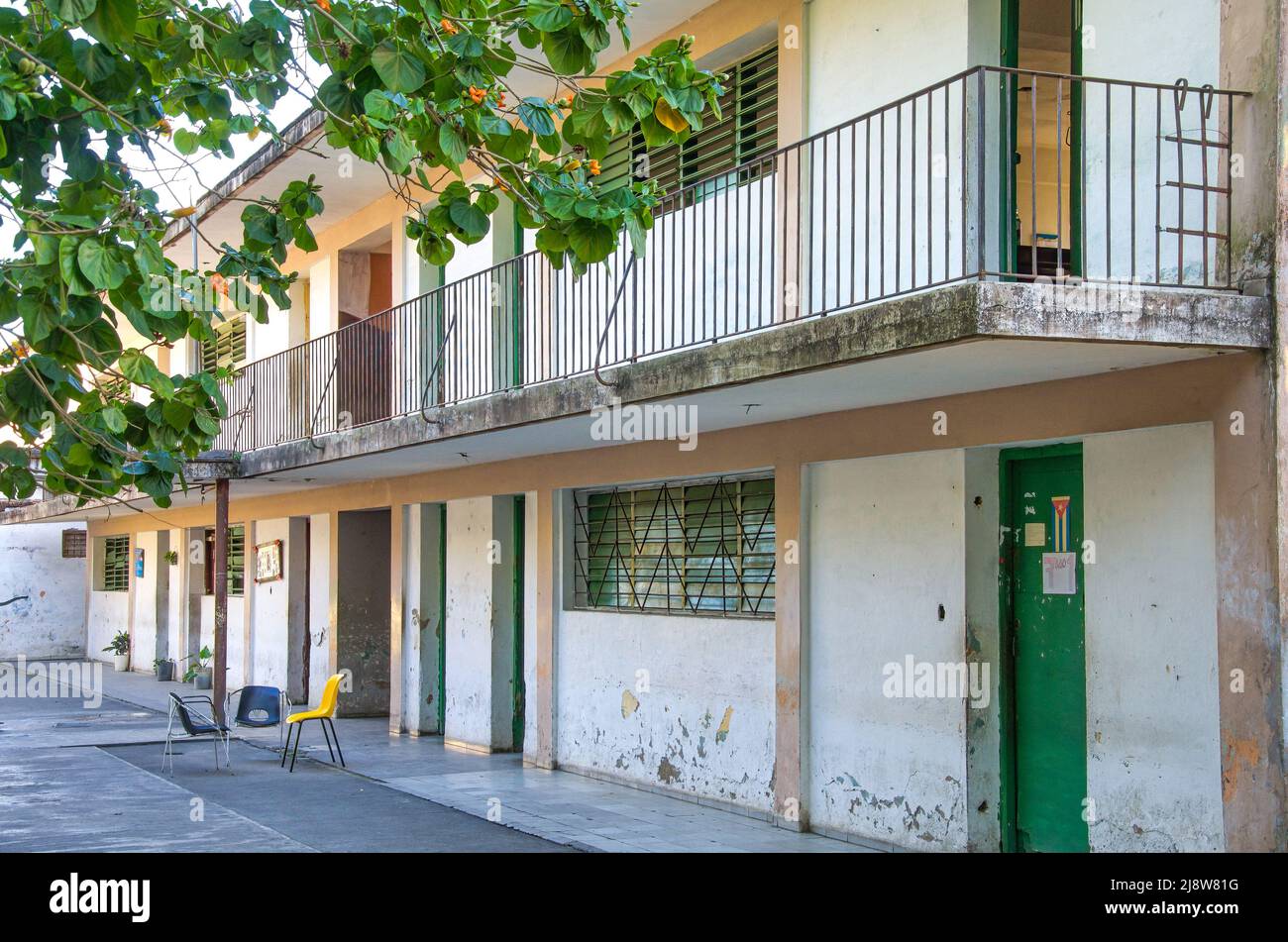 Façade d'une école élémentaire par l'église notre-Dame de Buen Viaje Banque D'Images