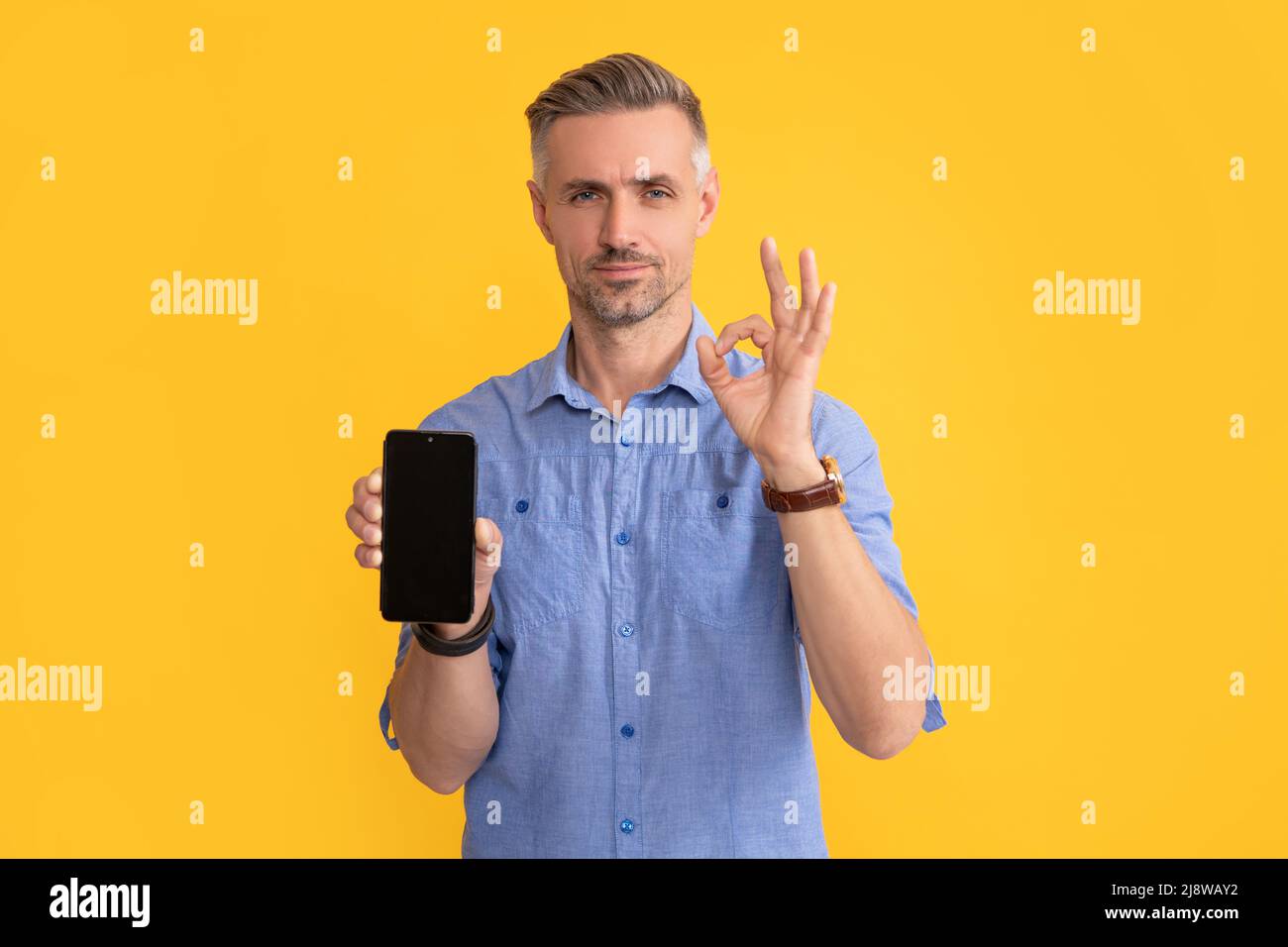 présentation publicitaire. espace de copie. homme présentant l'écran du téléphone. Banque D'Images
