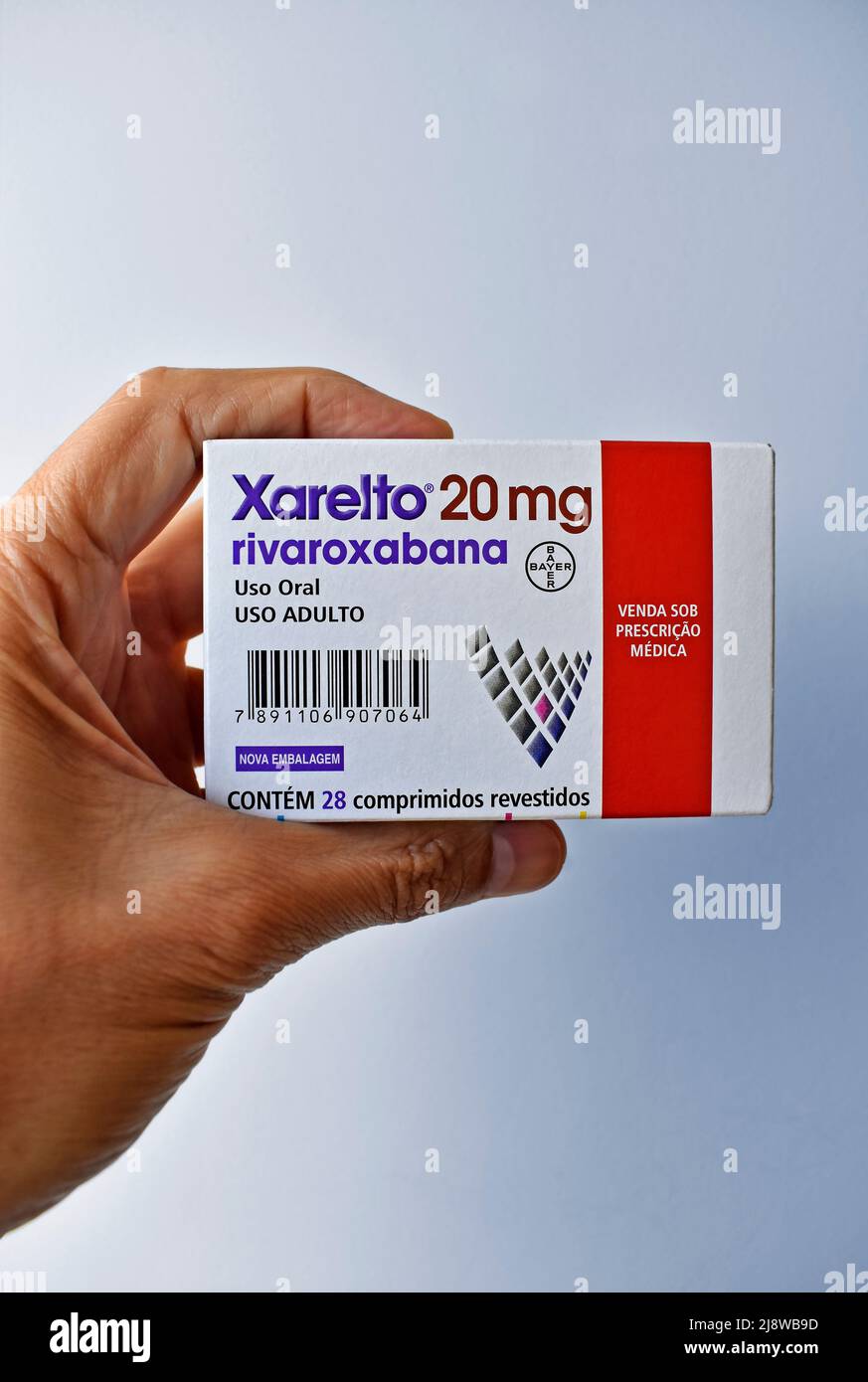 RIO DE JANEIRO, BRÉSIL - 16 AVRIL 2022 : main tenant une boîte d'anticoagulant sanguin, Xarelto 20 mg Banque D'Images