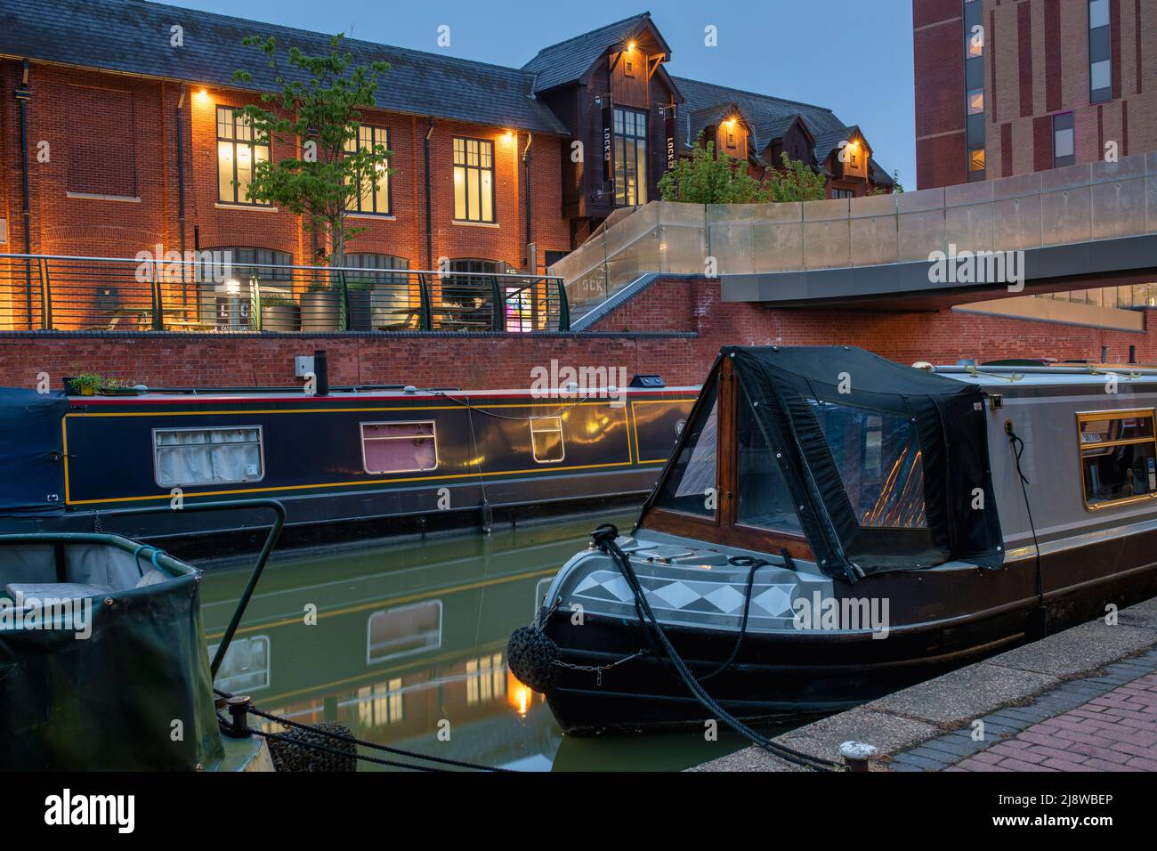 Bateaux-canaux sur le canal d'Oxford à Banbury à l'aube. Front de mer de Castle Quay. Banbury, Oxfordshire, Angleterre Banque D'Images