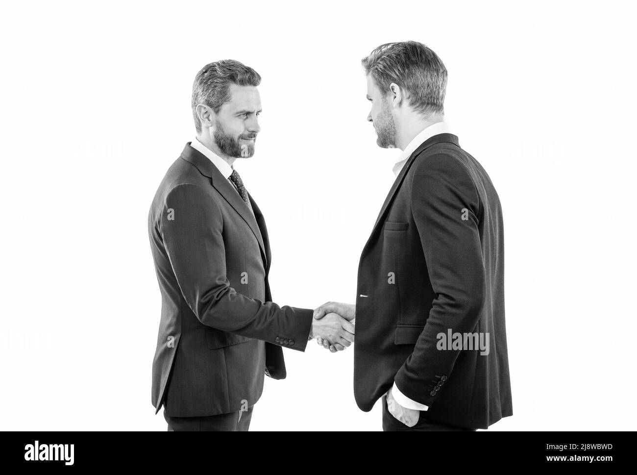 deux hommes qui se secouent. hommes d'affaires en réunion. patron et employé. partenaires après affaire. Banque D'Images