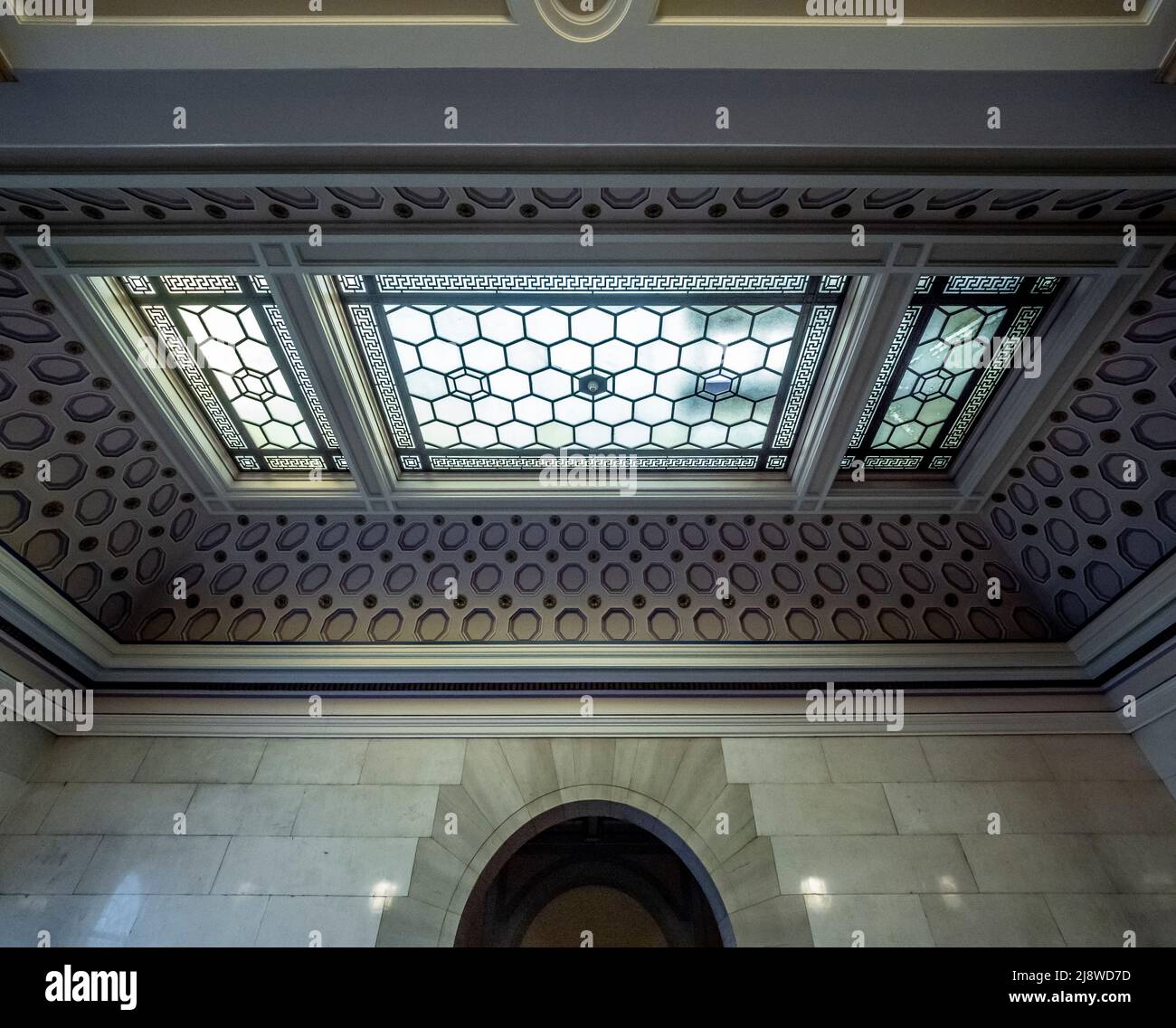 Skylight art déco composé de petits panneaux hexagonaux en verre translucide dans la salle Freemasons, qui abrite le Grand Lodge Uni d'Angleterre, Lond Banque D'Images