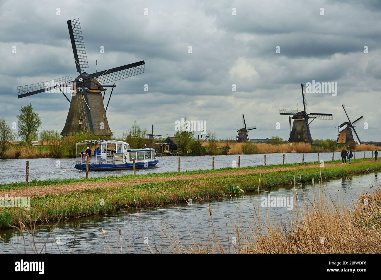 Les moulins à vent de Kinderdijk, en Hollande-Méridionale, aux pays-Bas, bordent le Molentocht. Ce site classé au patrimoine mondial de l'UNESCO se trouve au nord d'Alblasserdam. Banque D'Images
