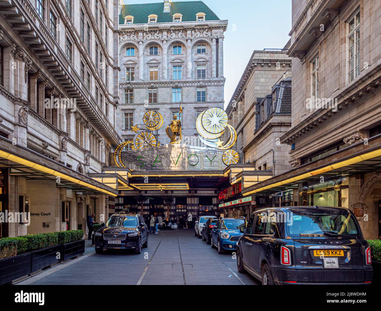 Façade extérieure de l'hôtel Savoy avec décorations de Noël illuminées au-dessus de la voûte argentée. Londres. Banque D'Images