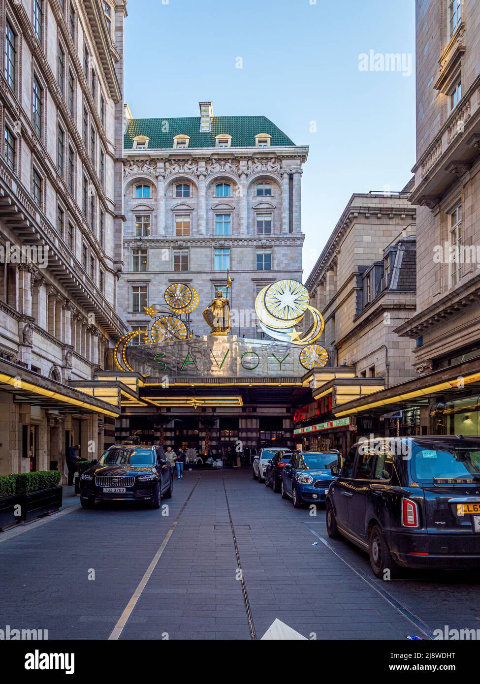 Façade extérieure de l'hôtel Savoy avec décorations de Noël illuminées au-dessus de la voûte argentée. Londres. Banque D'Images