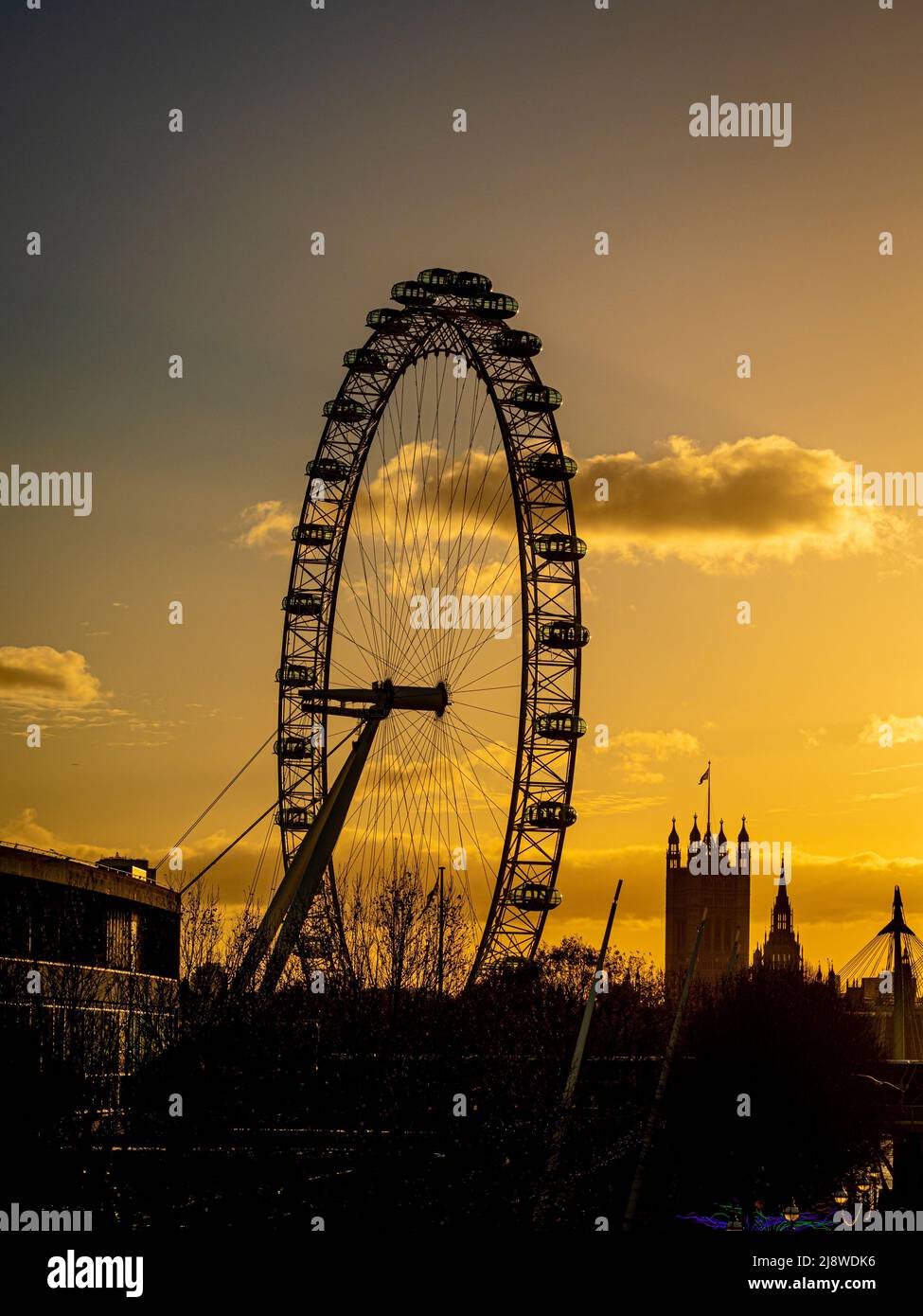Le London Eye a été détouré. Une roue d'observation vue contre un ciel doré au coucher du soleil. Londres. ROYAUME-UNI Banque D'Images